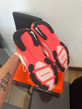 Zapatillas Nike Vomero 18 Rosa y Rojo