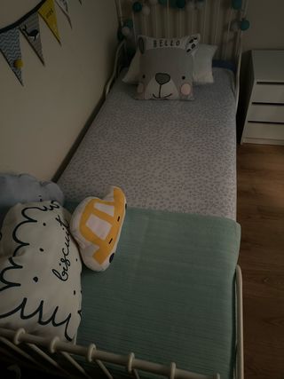 Cama infantil IKEA con cojines y colcha 