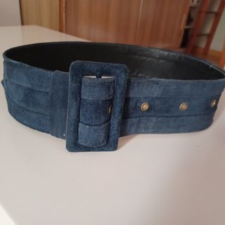 Cinturón de ante azul. 97 cm largo 6,5 cm ancho.