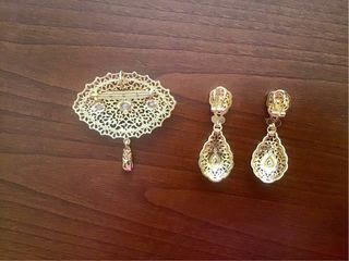 Conjunto Broche y Pendientes Dorados