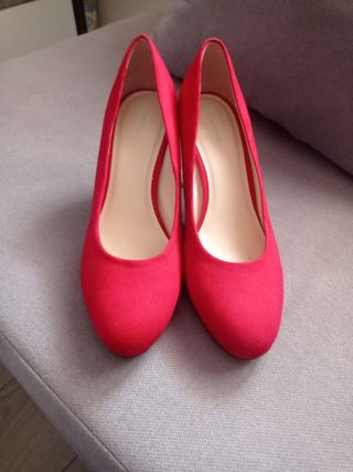 Zapatos de tacón rojos