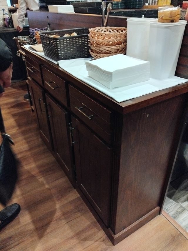 Mueble de madera marrón