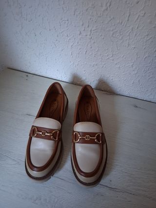 Mocasines Via Dos beige y marrón mujer