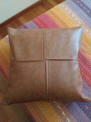 Cuscino in pelle marrone
2 unità, prezzo unitario.