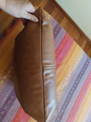 Cuscino in pelle marrone
2 unità, prezzo unitario.