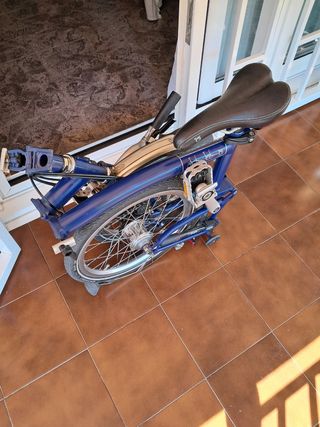 Bicicleta Brompton plegable azul