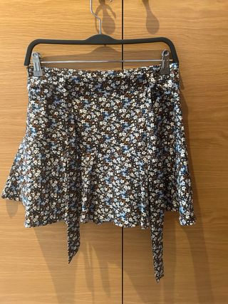 Falda floral corta