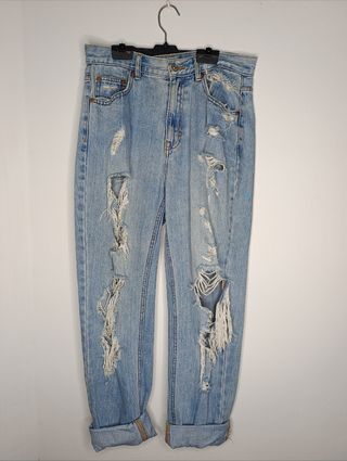 Pantalones vaqueros rotos streetwear.