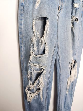 Pantalones vaqueros rotos streetwear.