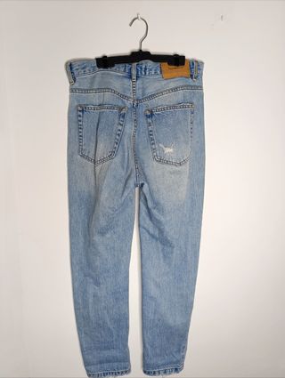 Pantalones vaqueros rotos streetwear.