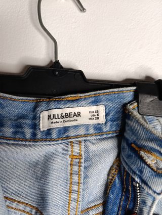 Pantalones vaqueros rotos streetwear.