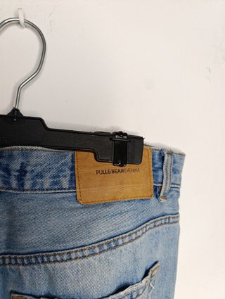 Pantalones vaqueros rotos streetwear.