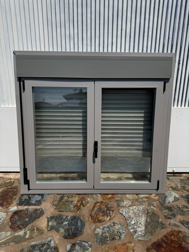 VENTANA CLIMALIT OSCILOBATIENTE CON PERSIANA.