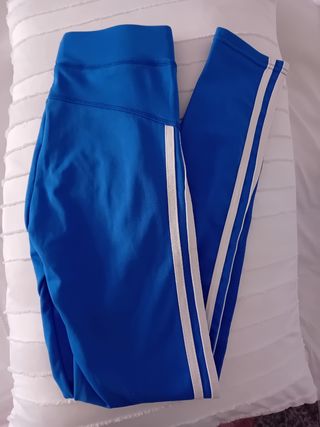 Mallas deportivas azules con rayas blancas
