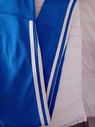 Mallas deportivas azules con rayas blancas