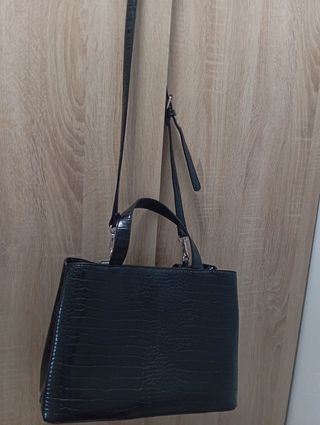 Bolso negro efecto piel de serpiente