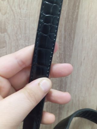 Bolso negro efecto piel de serpiente