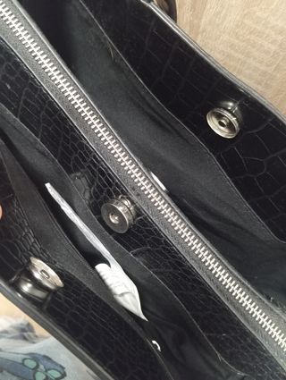 Bolso negro efecto piel de serpiente