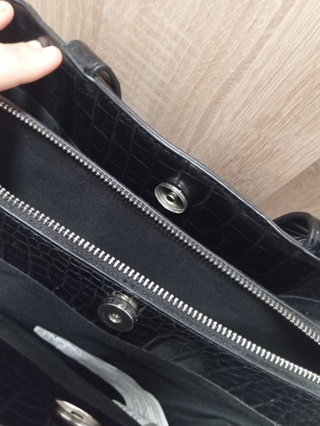 Bolso negro efecto piel de serpiente