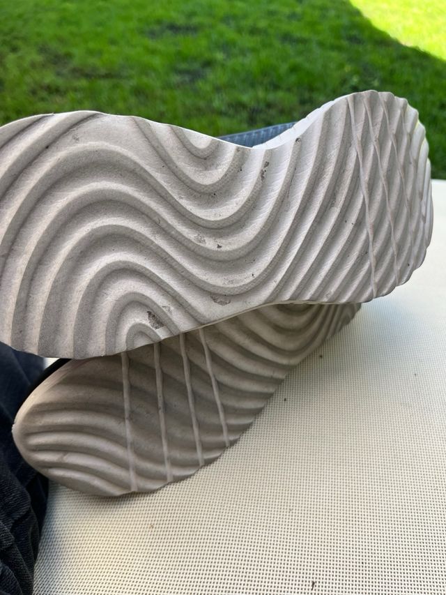 Playeros negros y dorados