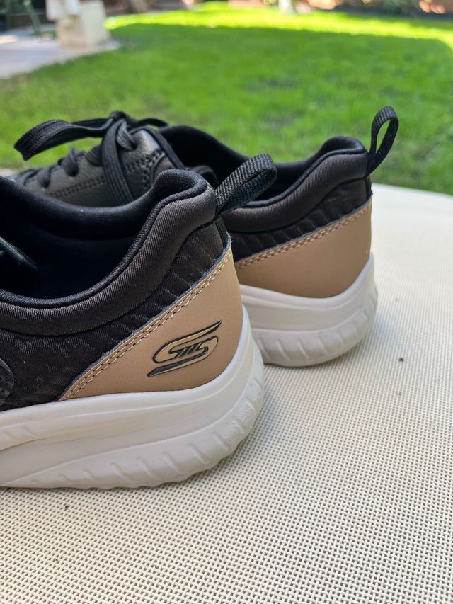 Playeros negros y dorados