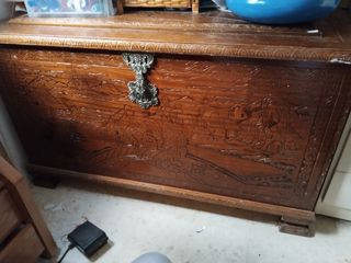 Baúl de madera tallado