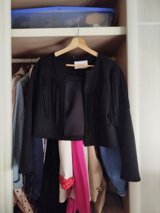 Chaqueta de ante negra con flecos