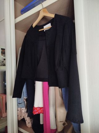 Chaqueta de ante negra con flecos