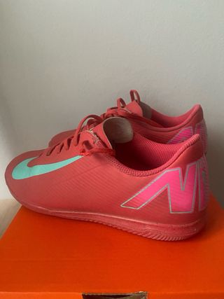 Zapatillas Nike Fútbol Sala Niño Rojas y Turquesa.