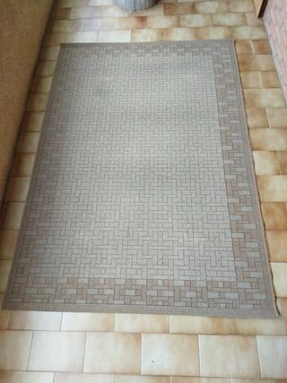 Alfombra beige y marrón