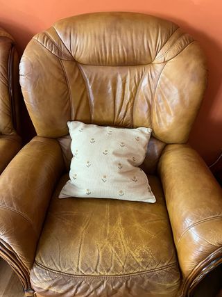 Sofá de piel marrón