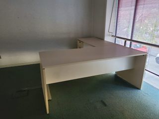 Mesa de oficina en L beige/blanca