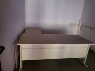 Mesa de oficina en L beige/blanca