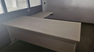 Mesa de oficina en L beige/blanca