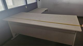 Mesa de oficina en L beige/blanca