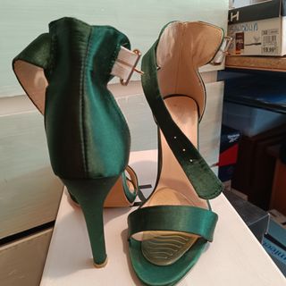 Sandalia de tacón verde