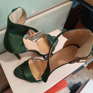 Sandalia de tacón verde