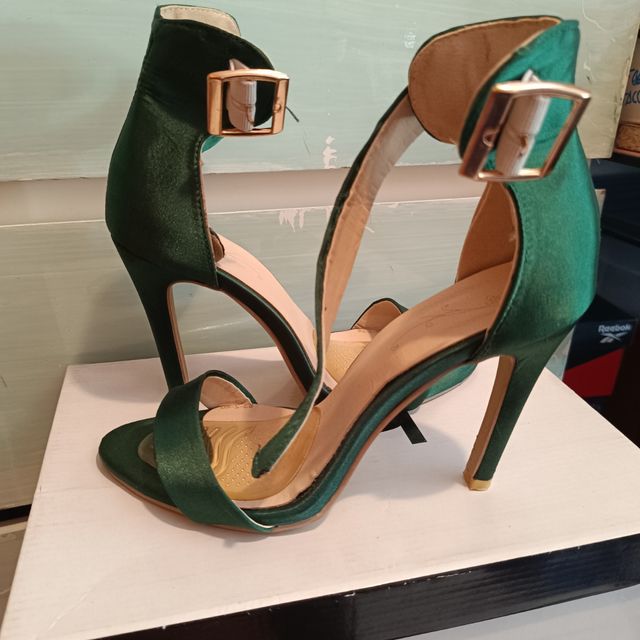 Sandalia de tacón verde