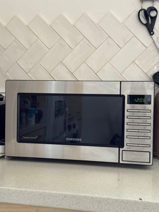 Microondas Samsung 23L GE87M con Grill