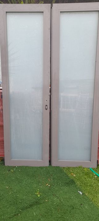 Puertas de cristal con marco gris