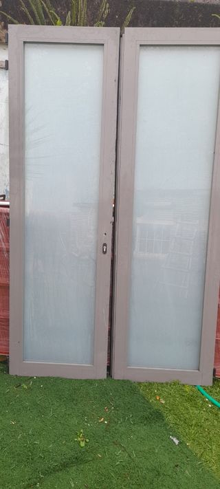 Puertas de cristal con marco gris