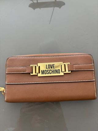 Cartera Moschino en marrón y dorado