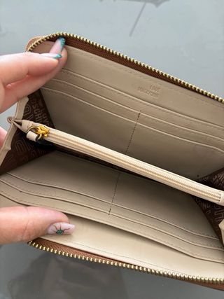 Cartera Moschino en marrón y dorado