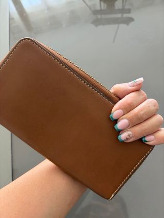 Cartera Moschino en marrón y dorado