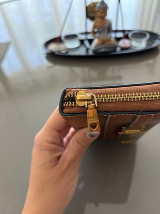 Cartera Moschino en marrón y dorado