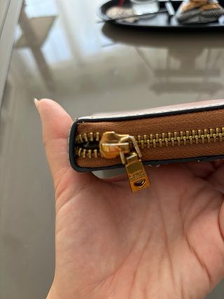 Cartera Moschino en marrón y dorado