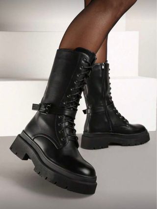 Botas altas negras con cordones y hebilla