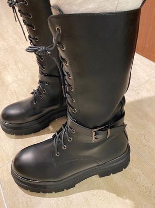 Botas altas negras con cordones y hebilla
