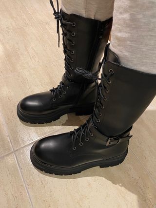 Botas altas negras con cordones y hebilla