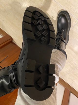 Botas altas negras con cordones y hebilla